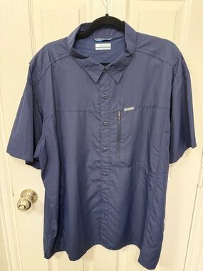 Columbia Men’s Short Sleeve Button-Up Shirt in Navy Blue